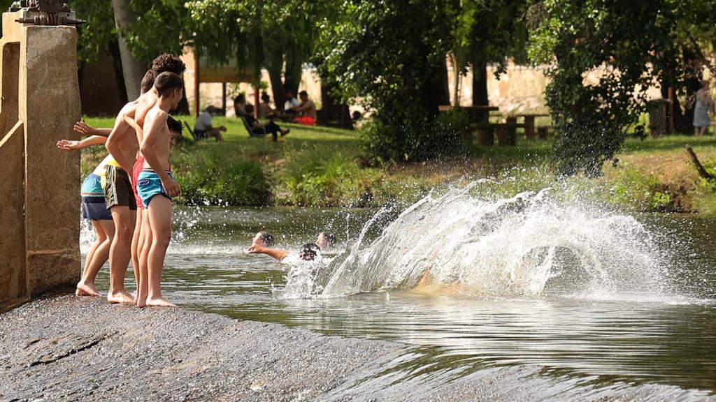 Altas temperaturas en Castilla y León. Los más pequeños disfrutan de una zona de baño de Salamanca