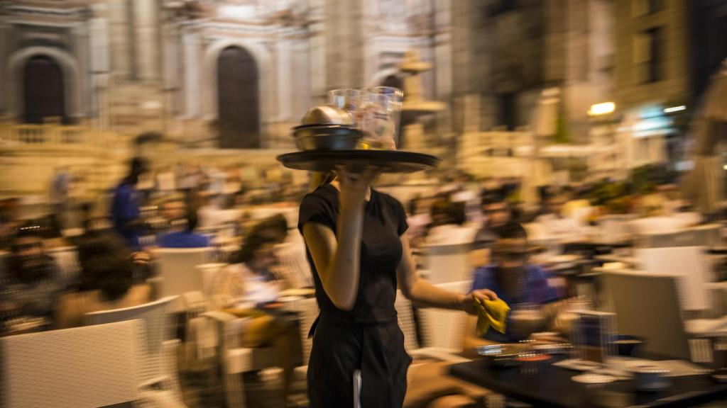 La crisis de la vivienda vacía las cocinas: hosteleros españoles forzados a regalar alojamiento para conseguir camareros