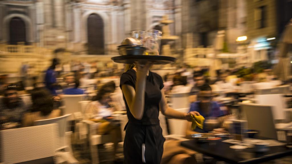 Una camarera en una terraza de Málaga.