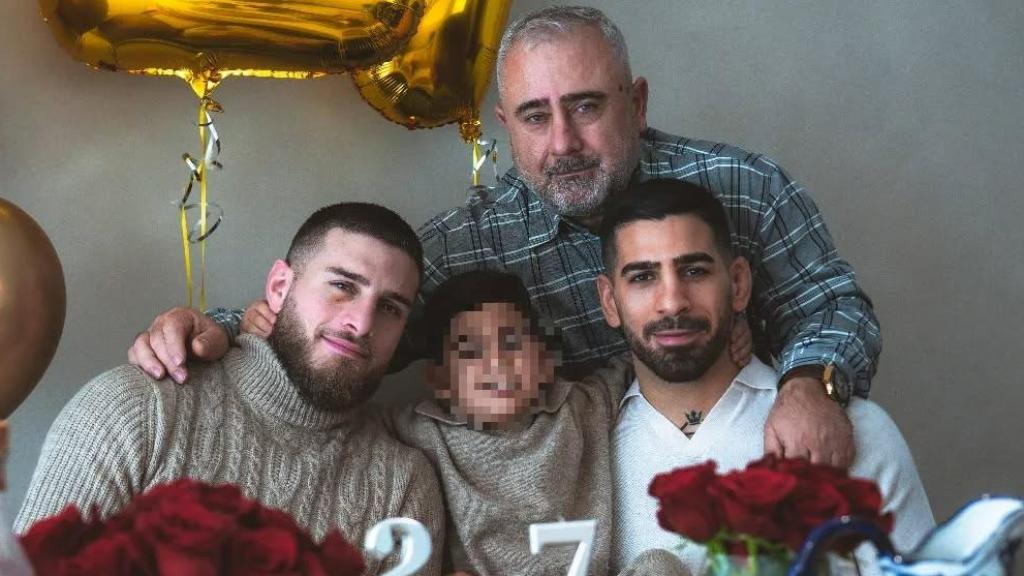 Ilia Topuria con su padre, su hermano y su hijo Hugo, en una fotografía de sus redes sociales.