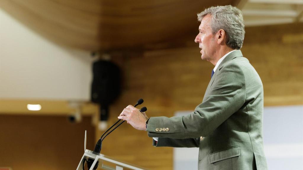El presidente gallego, Alfonso Rueda, compareciendo ante los medios.