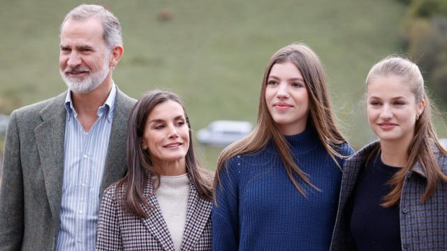 Los reyes, Felipe VI y Letizia, junto a la princesa Leonor y la infanta Sofía en su visita a Sotres en octubre de 2024