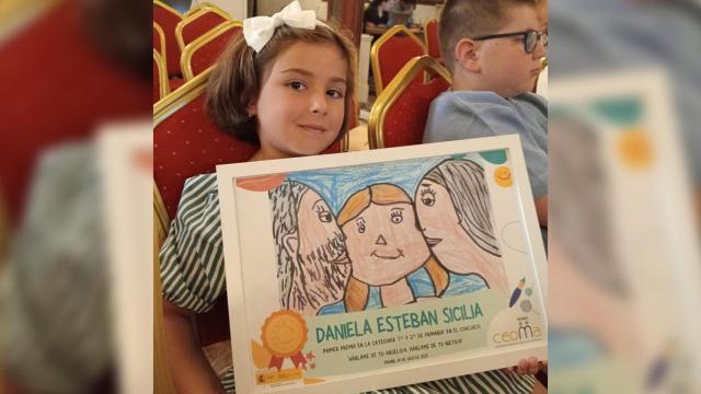 Daniela, con el cuadro Los mejores besos del mundo