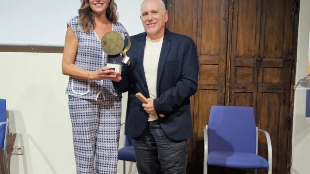 Rosa Romero, senadora del PP, recibiendo el premio de manos de Antonio Cifuentes, presidente de Lantana.