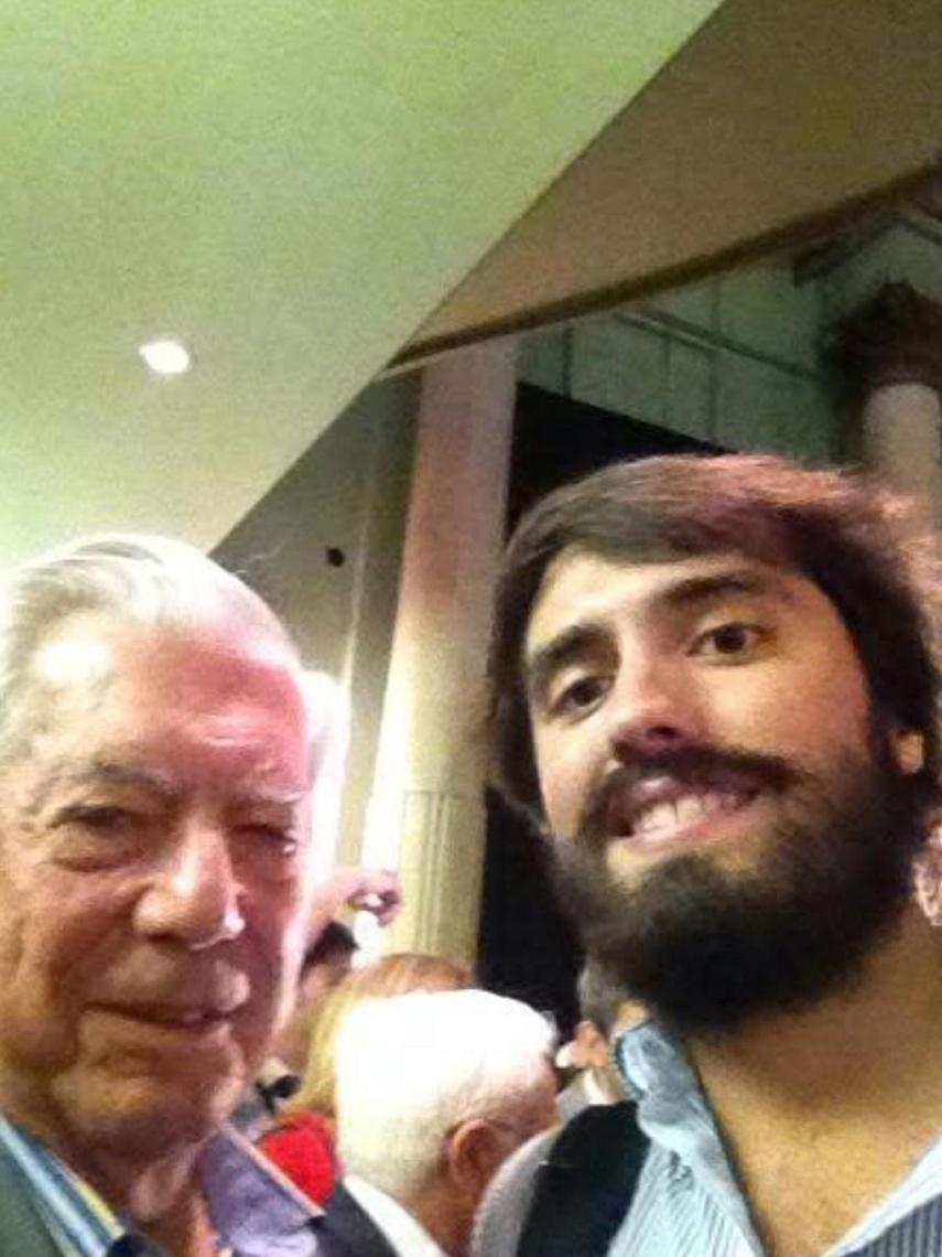 Daniel Ramírez, junto a Vargas Llosa.
