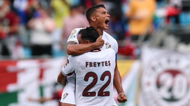 Thiago Silva celebra con Freytes el gol de Hércules contra el Inter.
