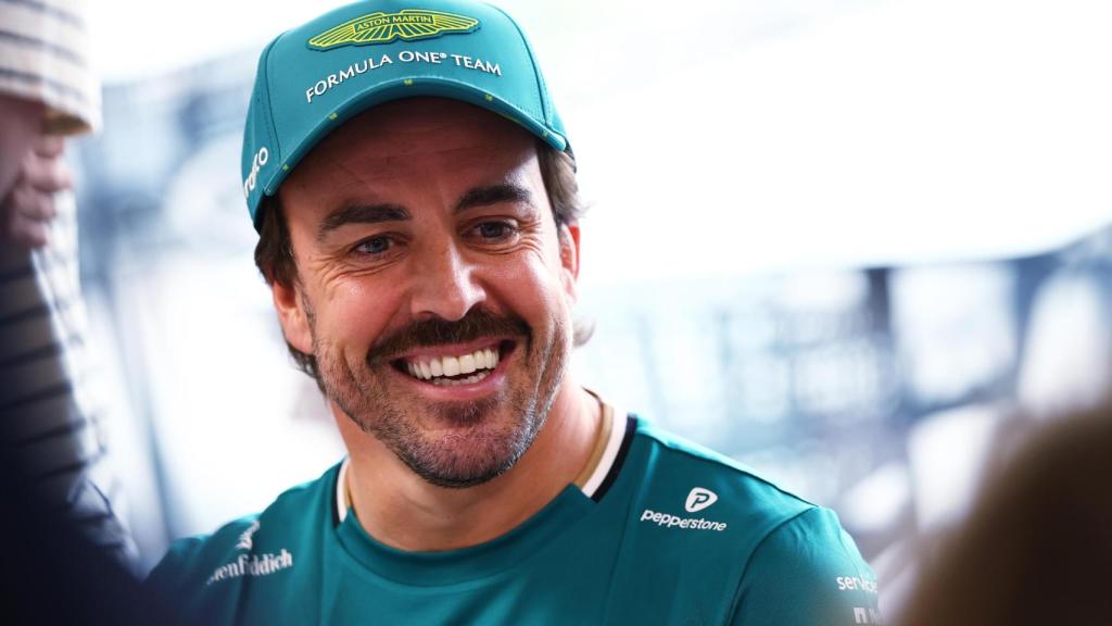 Fernando Alonso, sonriente en el paddock del GP de Austria F1 2025