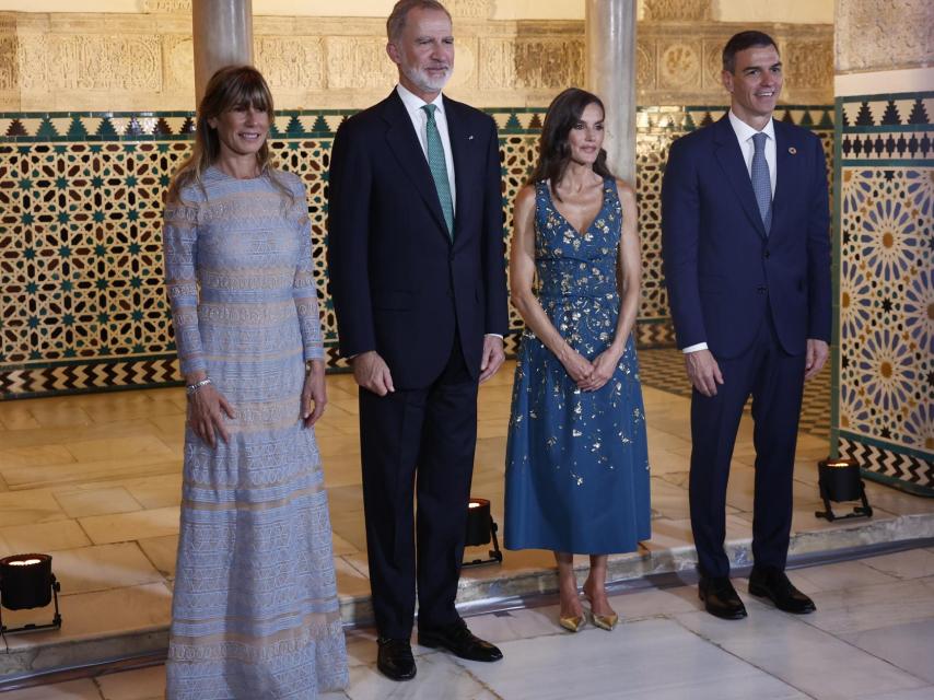 La esposa de Pedro Sánchez eligió un vestido de Teresa Helbig.