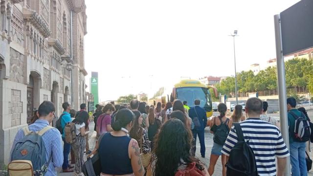 Viajeros en la Estación de Santa Bárbara de Toledo este martes.