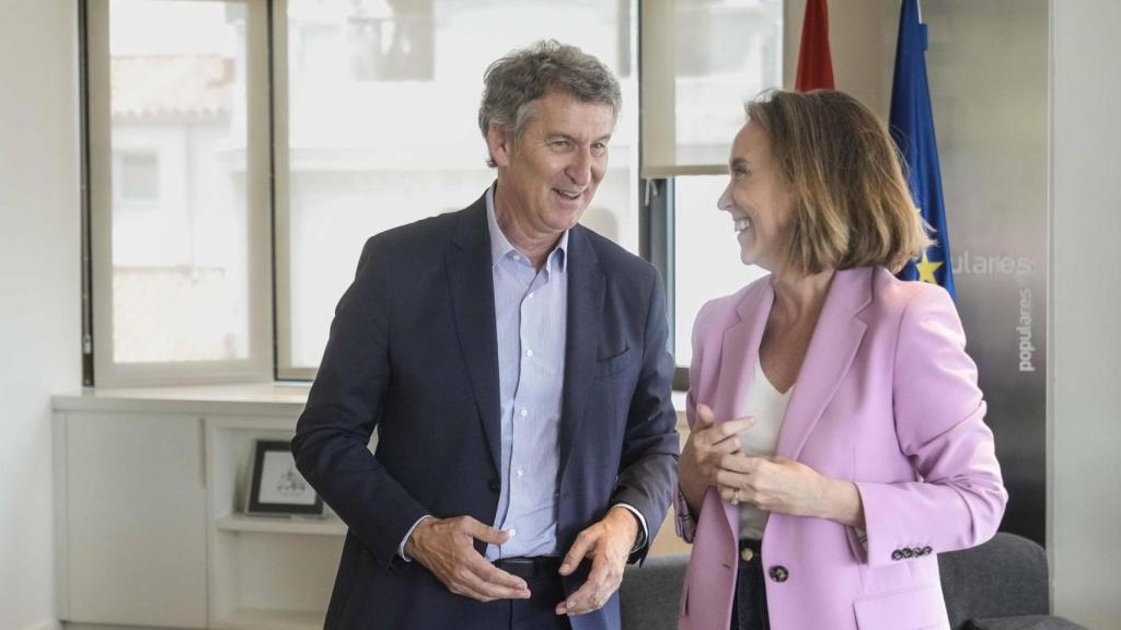 Feijóo junto a Cuca Gamarra este lunes en la sede del PP en la calle Génova de Madrid.