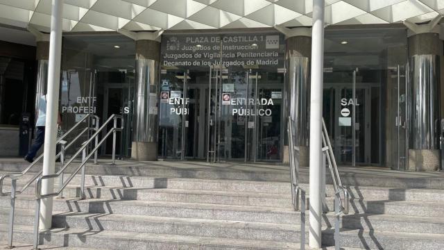 Exterior de los juzgados de Plaza de Castilla, hoy a las 12 del mediodía en Madrid.