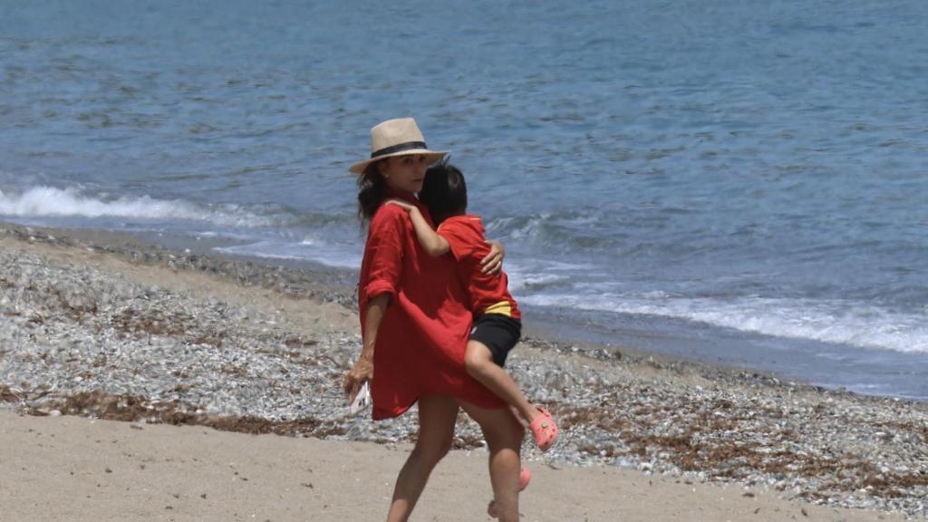 Eva Longoria y su hijo, en Marbella, este último lunes 30 de junio de 2025.
