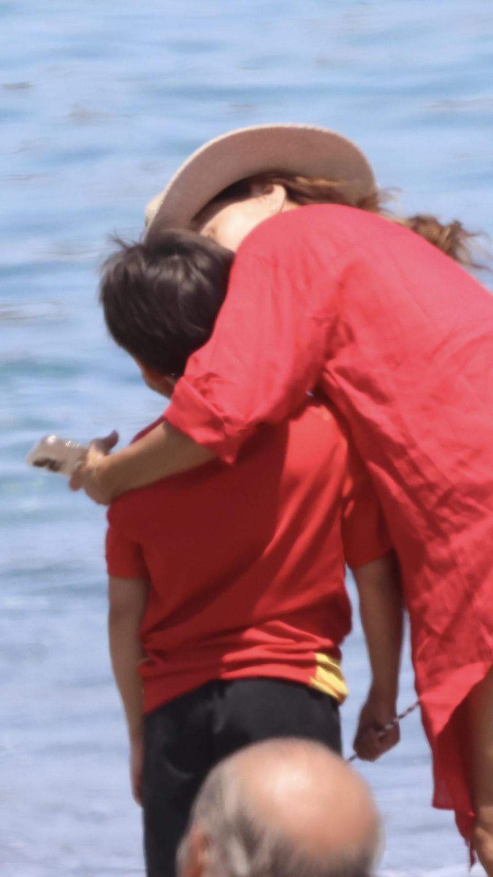 La actriz y la pequeña Santiago en Marbella Beach.
