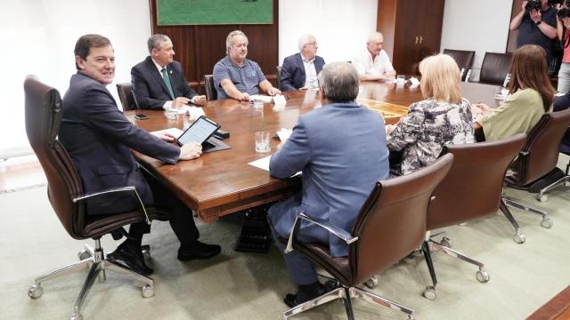 El presidente de la Junta de Castilla y León, Alfonso Fernández Mañueco, recibe al presidente de la Diputación de Zamora, Javier Faúndez, al alcalde de Zamora, Francisco Guarido, y a alcaldes de la comarca Sanabria-Carballeda.
