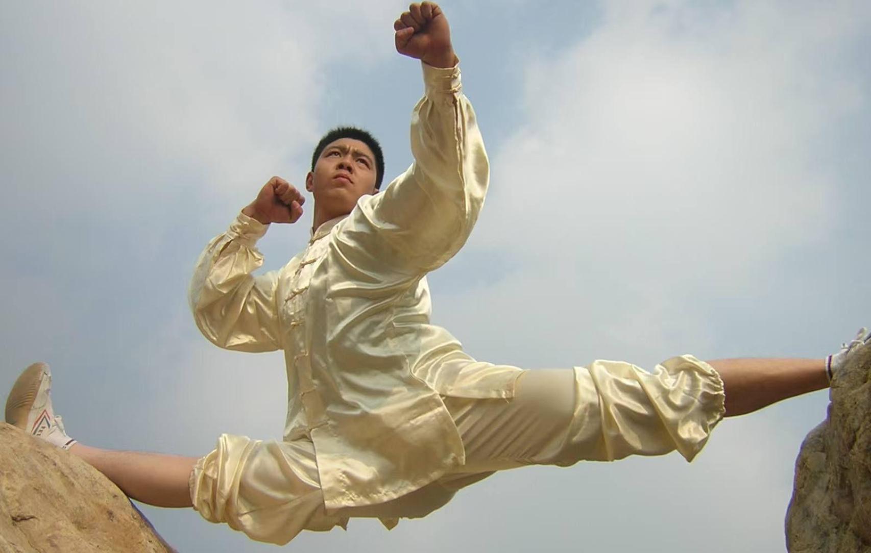 El maestro shaolin del kung fu Liang Xiaolong, entrenando en el Templo de Henan.