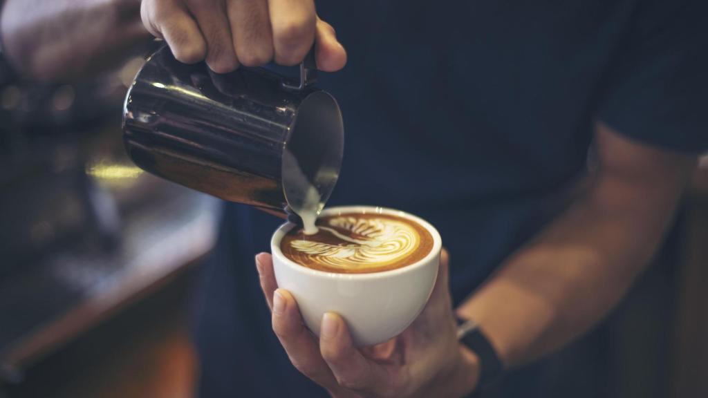 Barista sirviendo café.