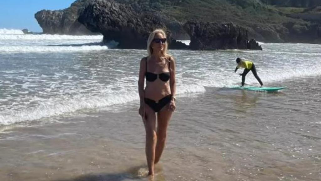 Carmen Lomana en Palombina Beach (Asturias)