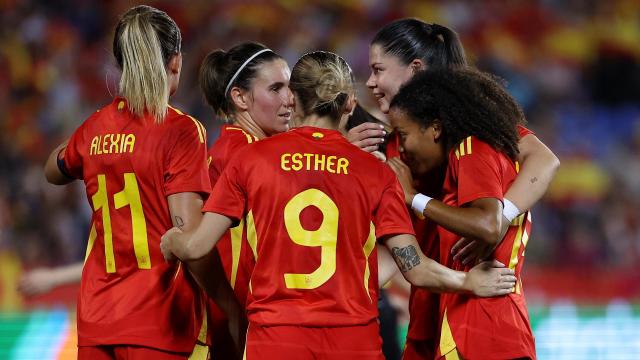La futbolistas de la selección española femenina celebran un gol contra Japón.