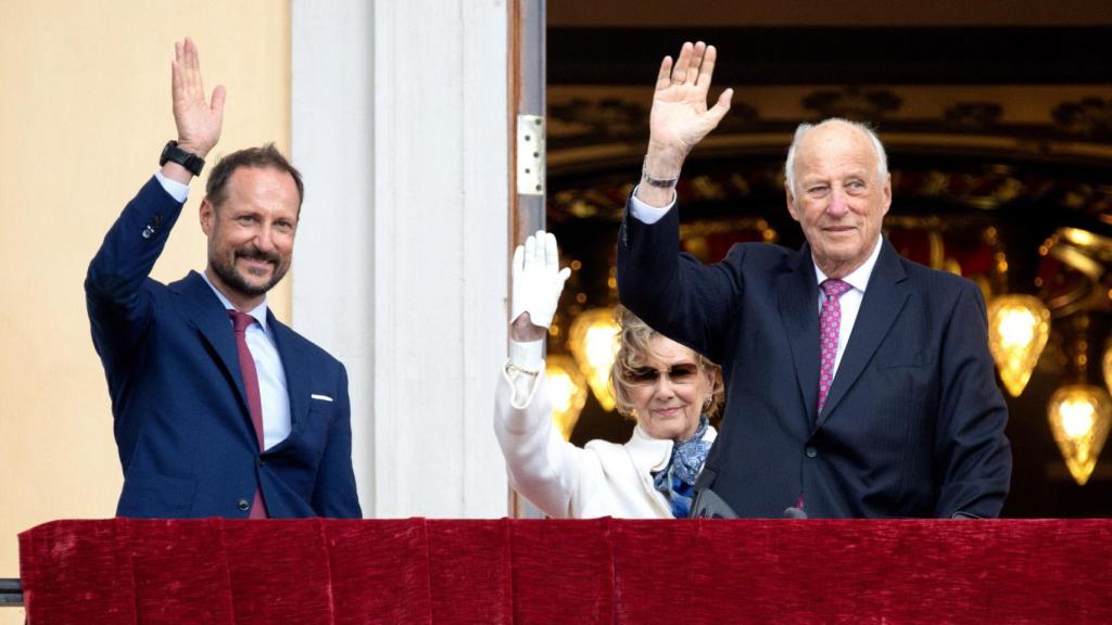 Haakon de Noruega con sus padres, los reyes Harald y Sonia, en un acto en Oslo.