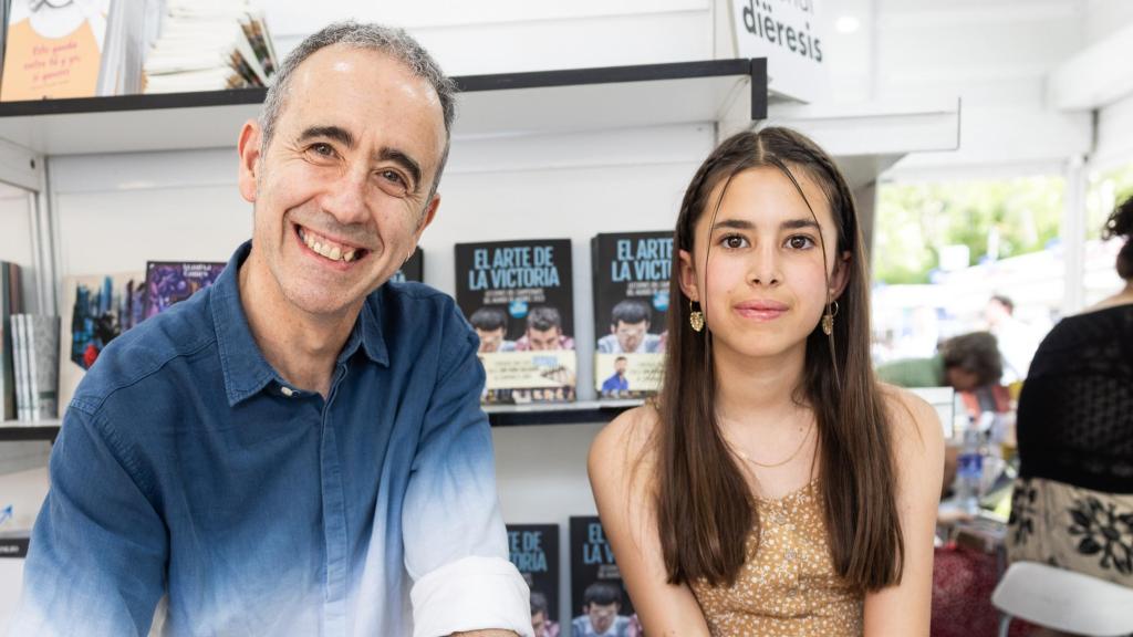Siria Martínez, autora del libro 'Un hogar indestructible' y ganadora del concurso literario I Premio de Literatura Infantil y Juvenil 'Con la mirada de...' de Fundación Multiópticas, junto al ilustrador Nono Granero.
