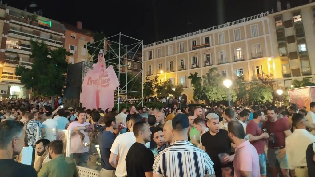 Botellón en la plaza de Pedro Zerolo de Madrid durante las fiestas del Orgullo.