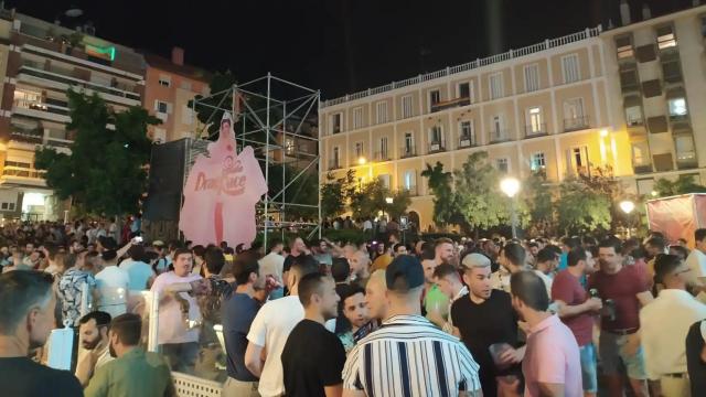 Botellón en la plaza de Pedro Zerolo de Madrid durante las fiestas del Orgullo.