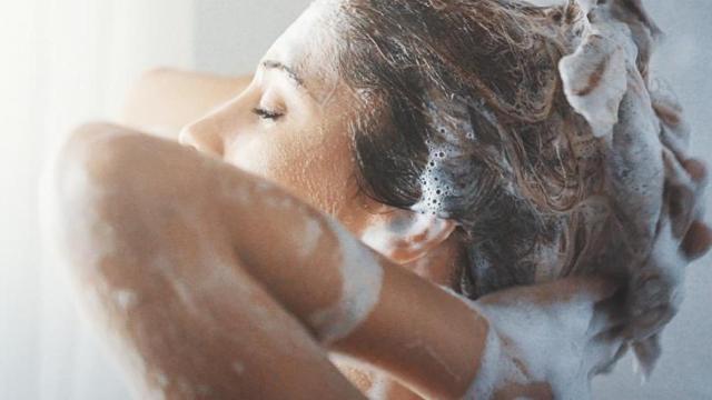 Mujer lavándose el pelo.