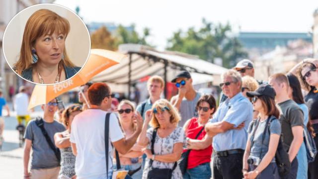 Un free tour junto a una imagen de Noemí, guía turístico en Castilla y León
