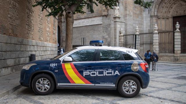 Un coche de la Policía Nacional aparcado junto a la Catedral de Toledo.
