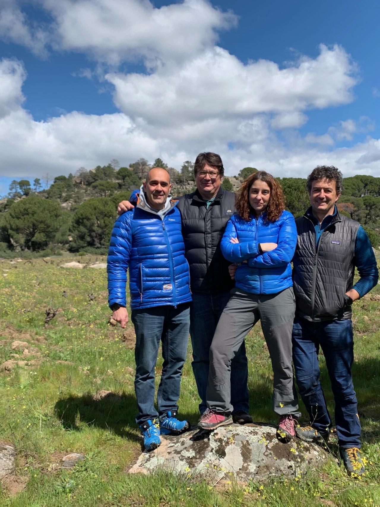Los '4 Monos', de izquierda a derecha, Javier García, David Moreno, Laura Robles y David Velasco, en sus viñedos.