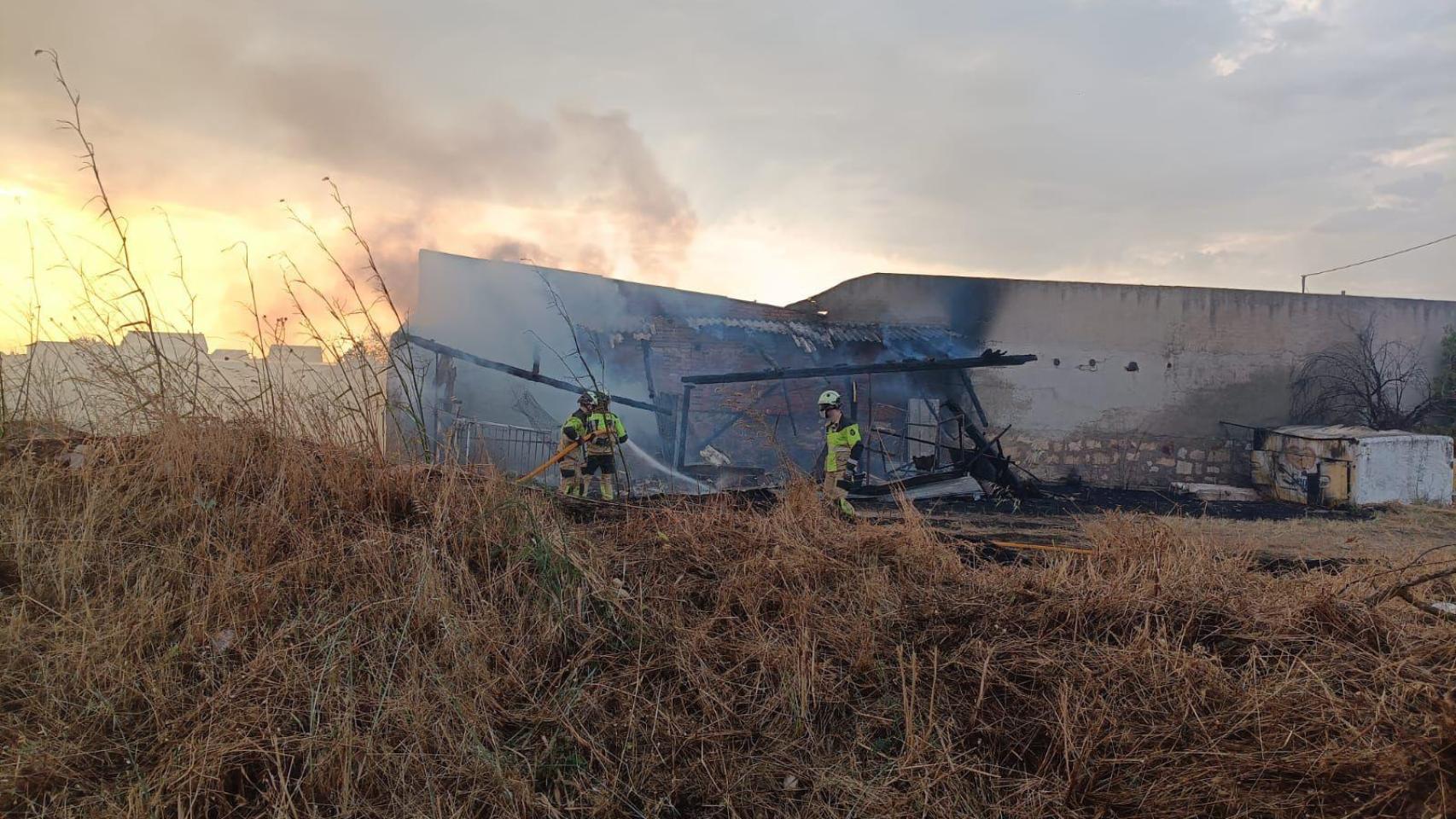 Espectacular incendio en un solar del barrio San Isidro de Zamora
