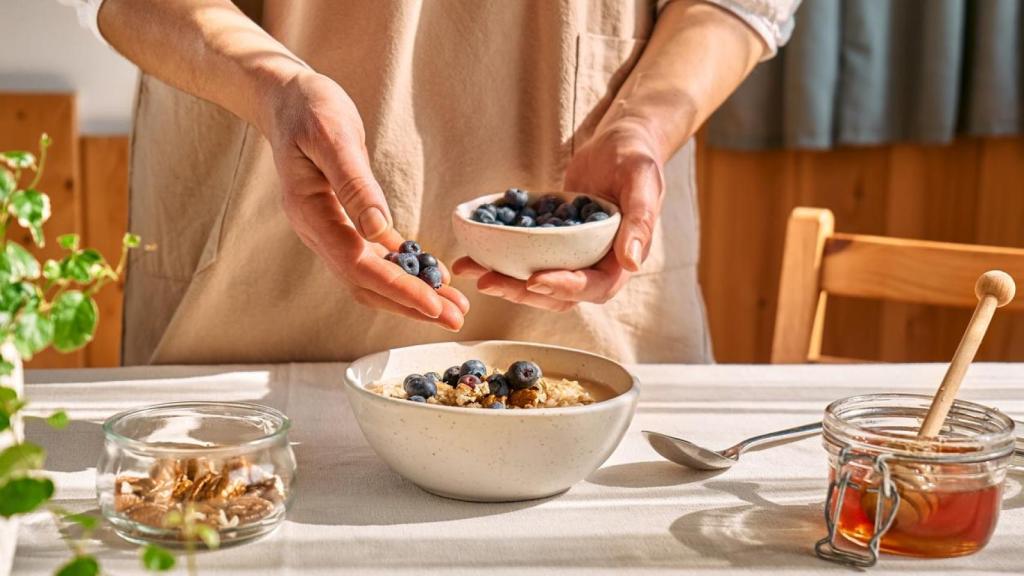 El kefir, los frutos rojos y la avena son alimentos recomendados.