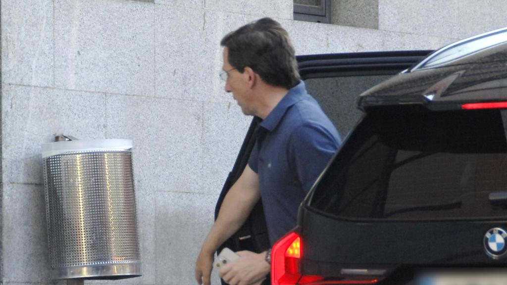 José Luis Martínez-Almeida llega al hospital donde su esposa, Teresa Urquijo, ha tenido el primer hijo de la pareja.