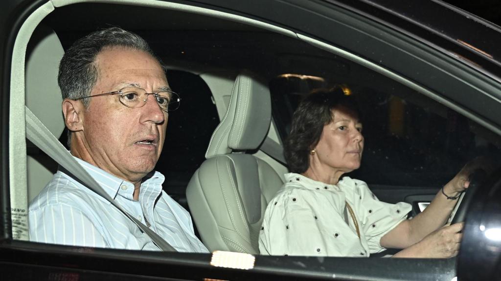 Los padres de Teresa Urquijo, Beatriz Moreno de Borbón y Lucas Urquijo, en el hospital donde nació su nieto.