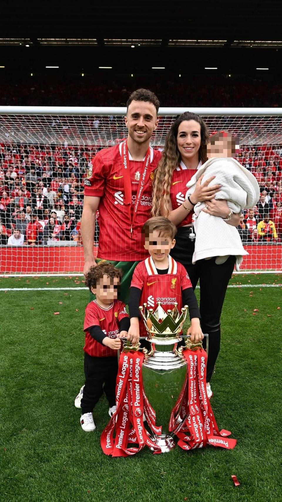 Diogo Jota con su familia en una imagen compartida en sus redes sociales.