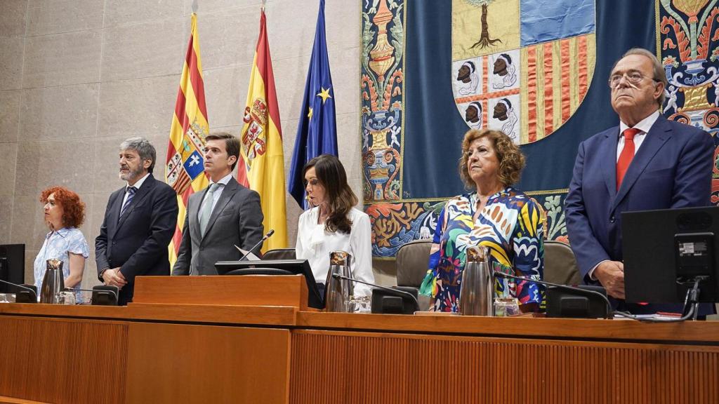 La presidenta de las Cortes, Marta Fernández, junto al resto de la Mesa, en un Pleno
