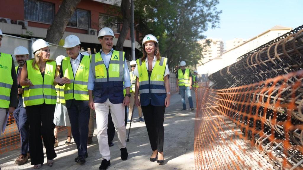 Juanma Moreno pasea por la obra del Metro de Málaga al Civil.