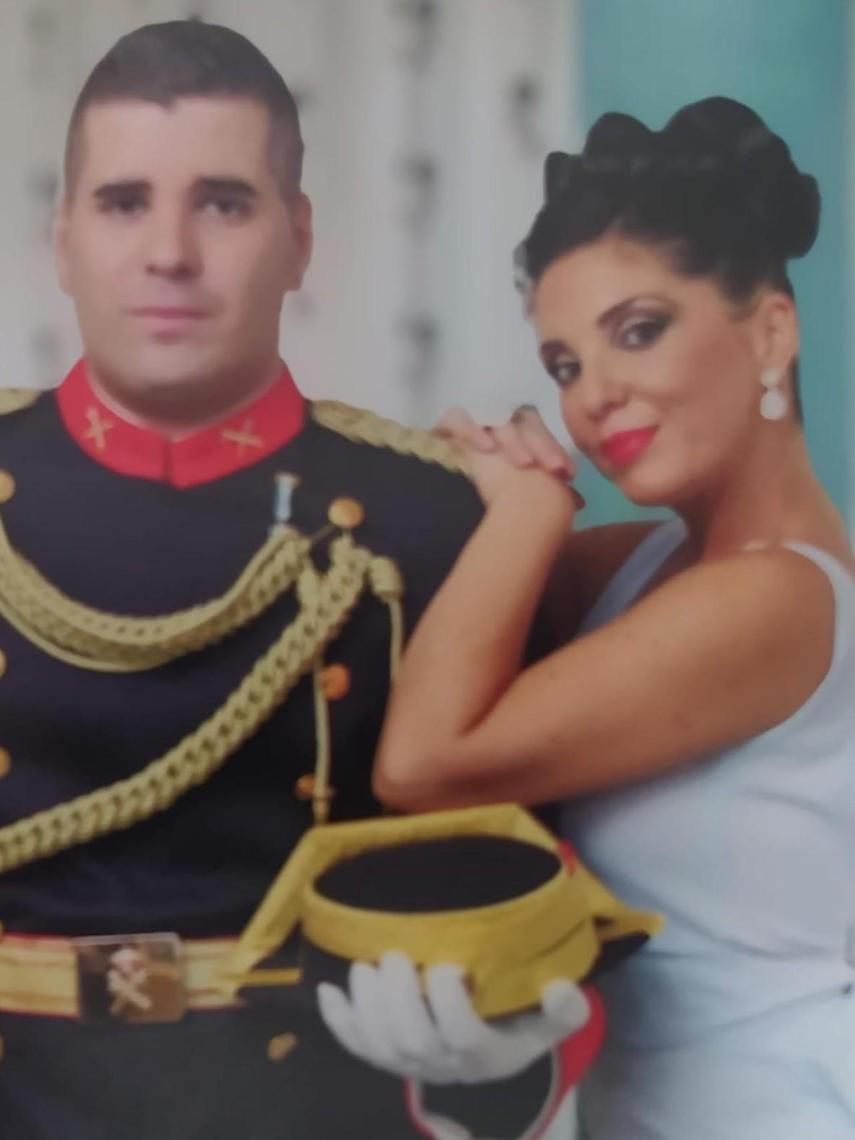 Rubén con el traje de gala de la Guardia Civil, junto a su difunta hermana, Sara Gómez.