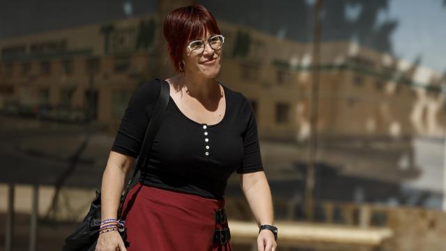 La diputada, Àgueda Micó, a su llegada a la ejecutiva nacional de Compromís. Efe / Biel Aliño