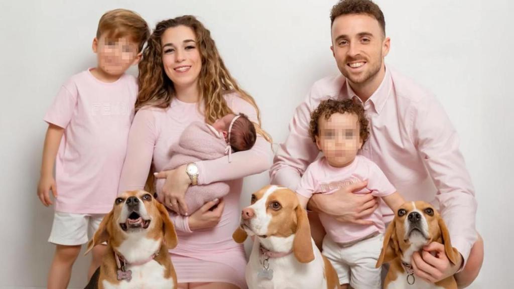 Diogo Jota, junto con su esposa, hijos y perros en un retrato familiar