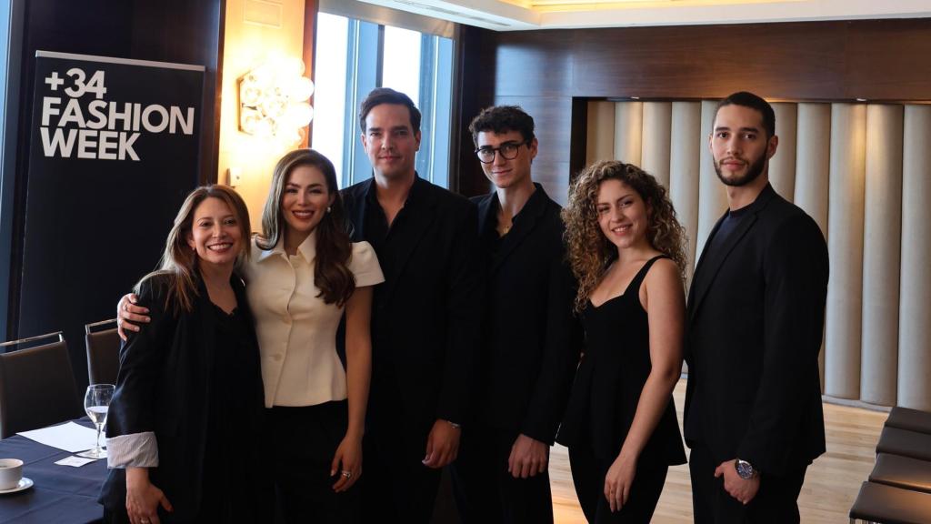 Ricardo Apitz con el equipo de la Semana de la Moda +34 en el evento de presentación.