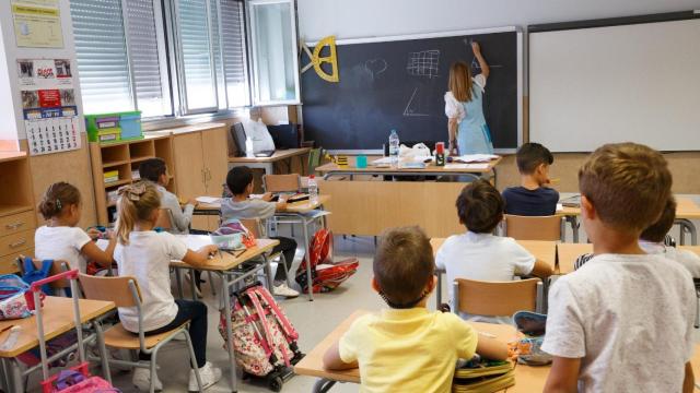 Maestra impartiendo clase a unos alumnos en un colegio