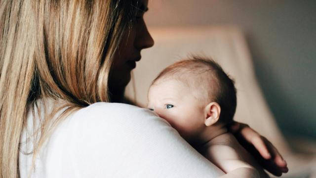 En España, está completamente pagada y es igual para madres y padres.