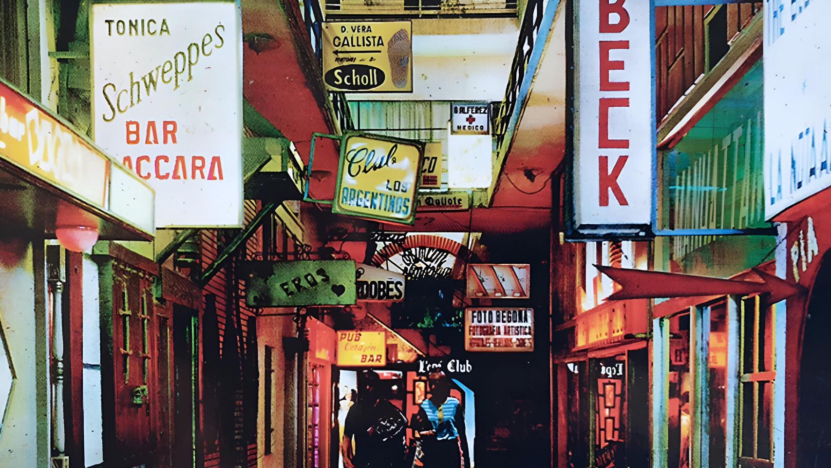 Una postal del ambiente nocturno del Pasaje Begoña en Torremolinos.