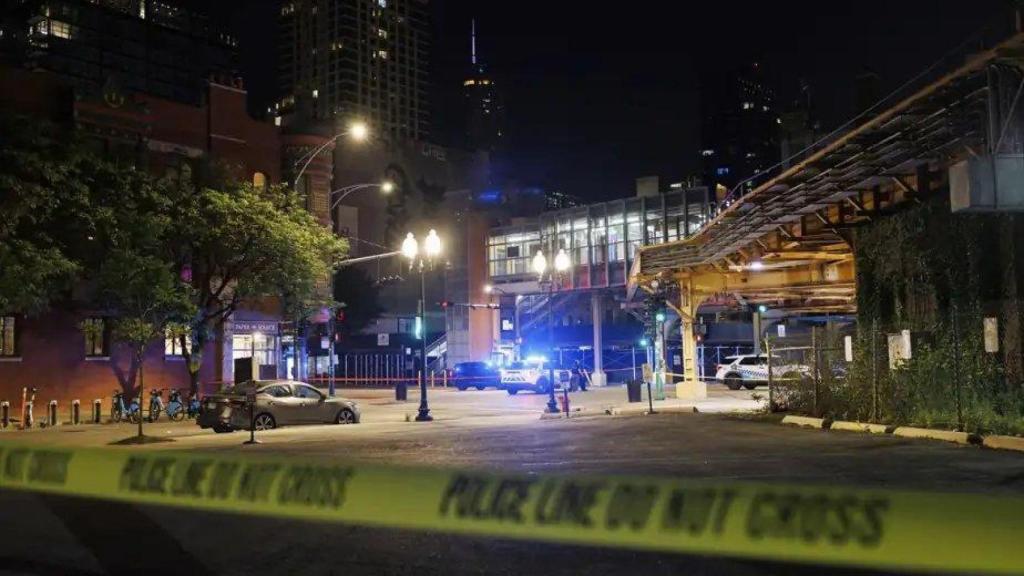 La zona de River North de Chicago, acordonada por la Policía tras un tiroteo este miércoles que dejó 4 muertos y 14 heridos.