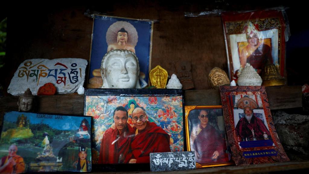 Una fotografía del líder espiritual tibetano , el Dalai Lama, se exhibe cerca de Tsuglagkhang.