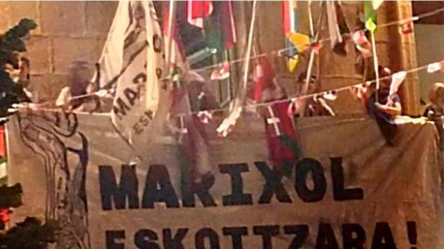 Pancarta colgada a favor de la etarra Marisol Iparraguirre, 'Anboto', en Eskoriatza.