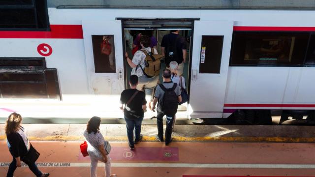 Varias personas a su entrada en un vagón de tren en la estación de Puerta de Atocha-Almudena Grandes.