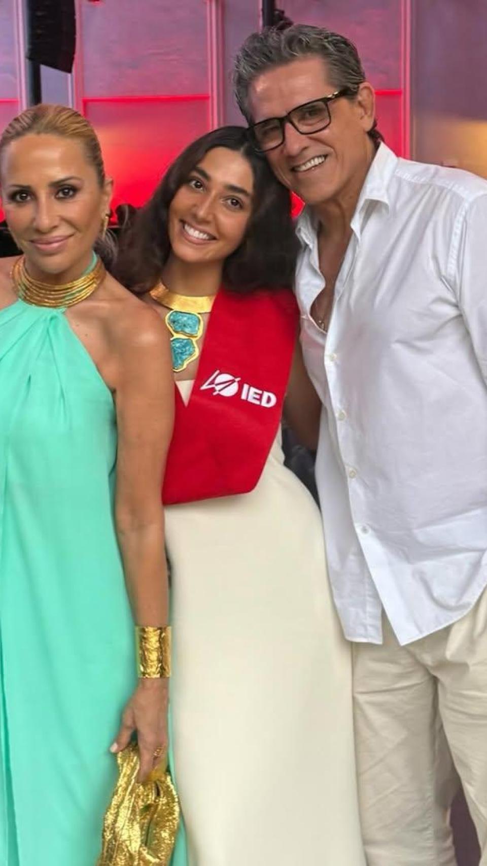 Paula Cabanas con sus padres el día de su graduación.