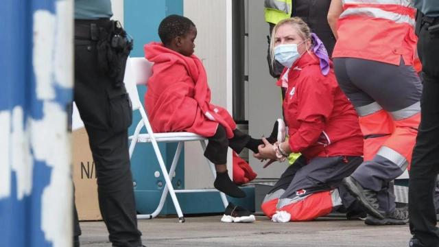 Un menor inmigrante es atendido por la Cruz Roja en el puerto de Los Cristianos (Tenerife).